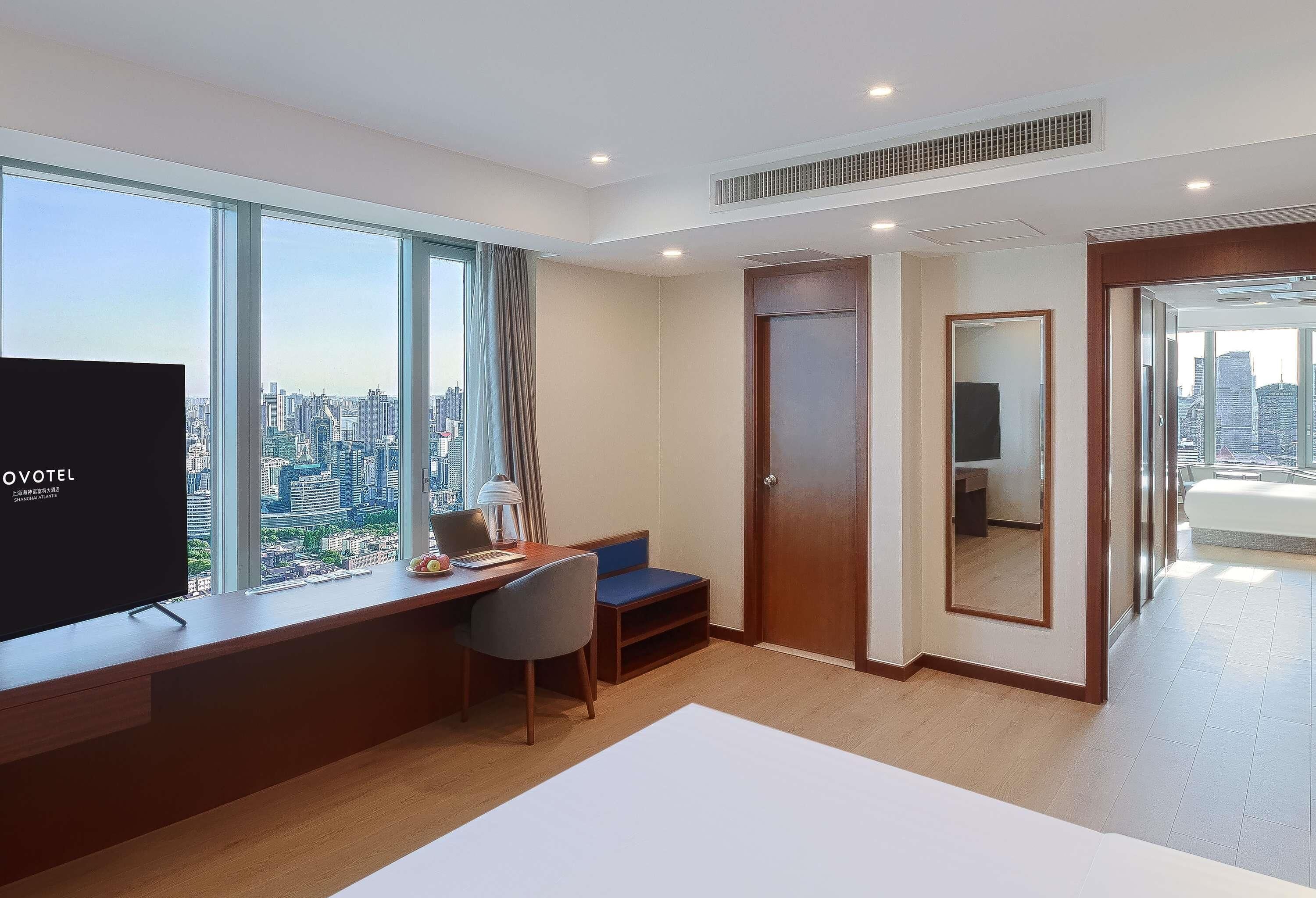 Junior Suite-Huangpu River view,High Floor | Premium bedding, down comforters, minibar, in-room safe