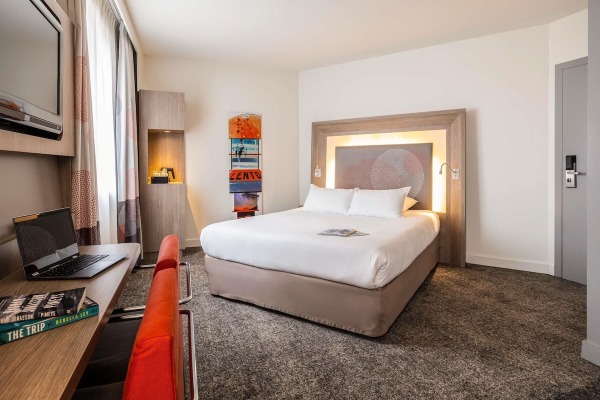 Standard Double Room, Accessible | Hypo-allergenic bedding, free minibar items, in-room safe, desk