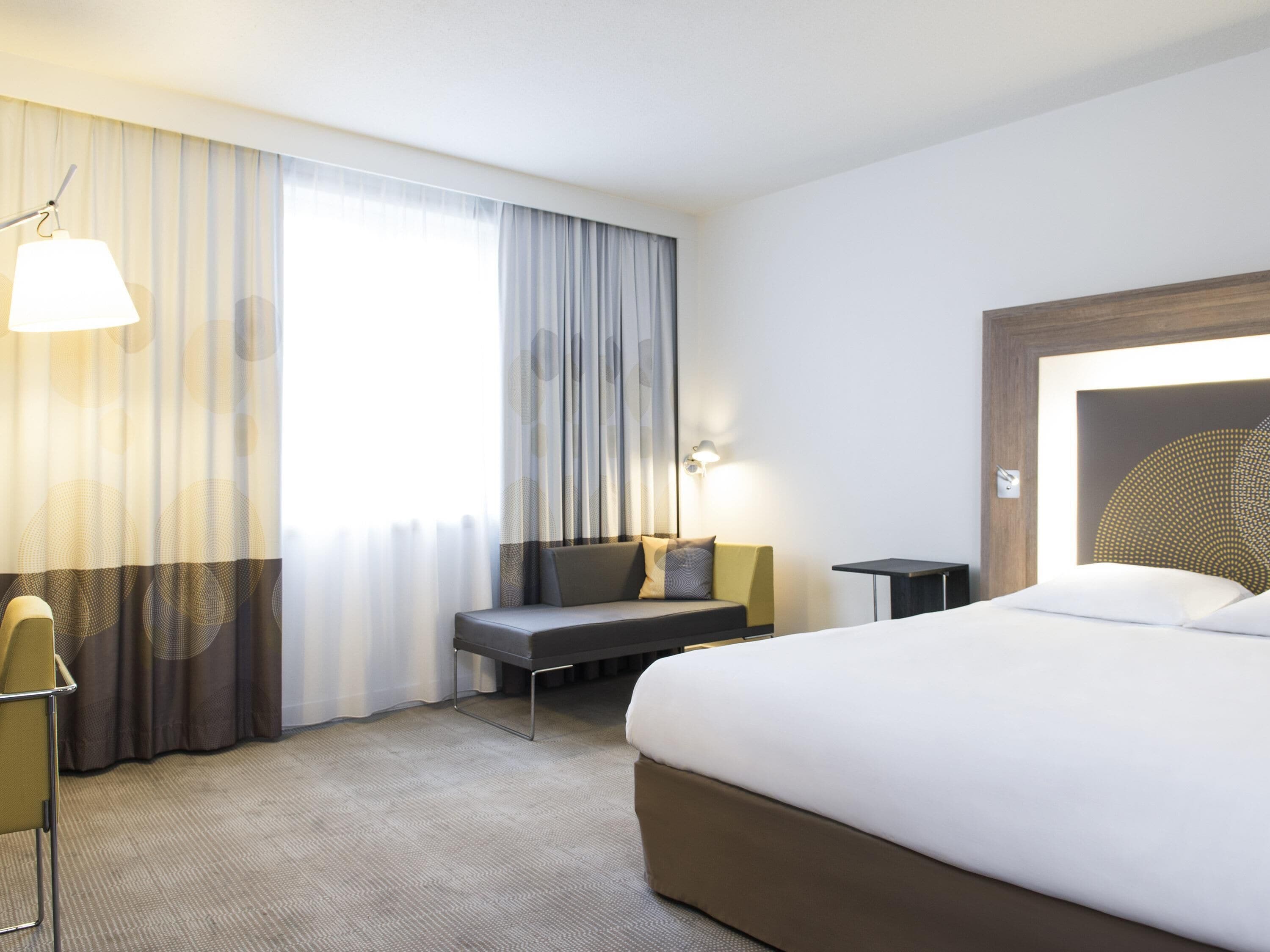 Standard Room, 1 Double Bed | Hypo-allergenic bedding, free minibar items, in-room safe, desk
