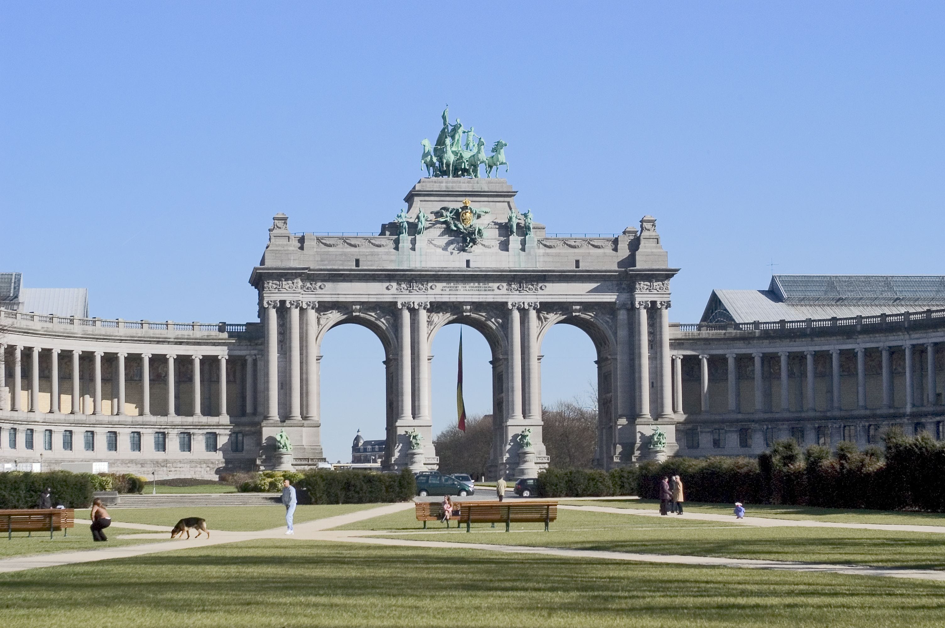 Un edificio grande de estilo clásico con un arco central y estatuas.