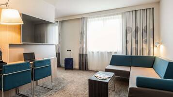 Allergitestet sengetøy, minibarvarer (inkludert) og safe på rommet