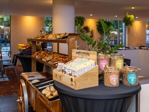 Café da manhã continental todos os dias mediante uma taxa