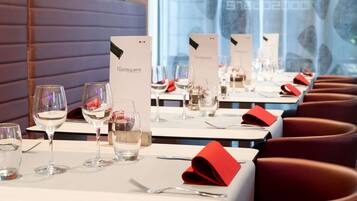 Serveert ontbijt, lunch, diner, Belgische gerechten