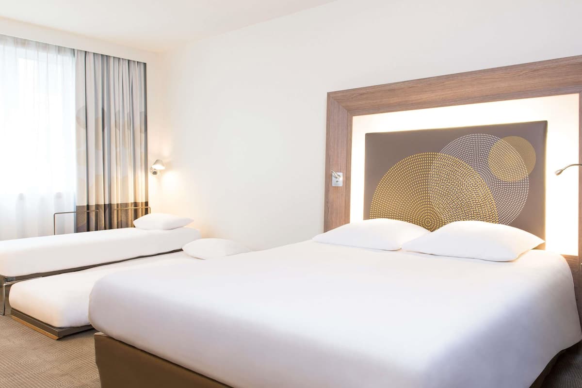 Suite Keluarga, 2 Tempat Tidur Queen | Seprai antialergi, isi minibar gratis, brankas, dan meja kerja