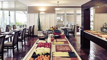 Daily buffet breakfast (BRL 58 per person)