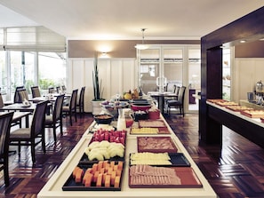 بوفيه فطور يوميًا بتكلفة قدرها (58 BRL للشخص)