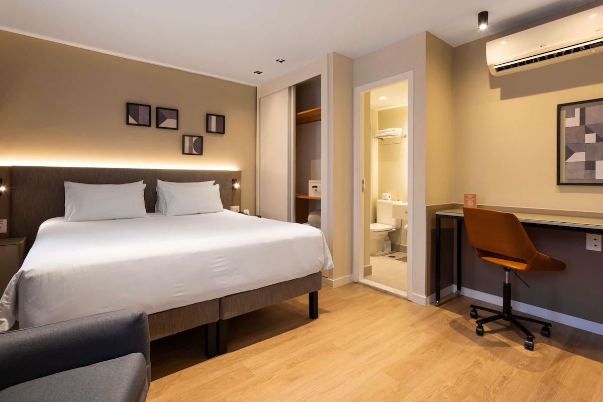 Habitación Deluxe, 1 cama matrimonial | 1 habitación, ropa de cama hipoalergénica y minibar