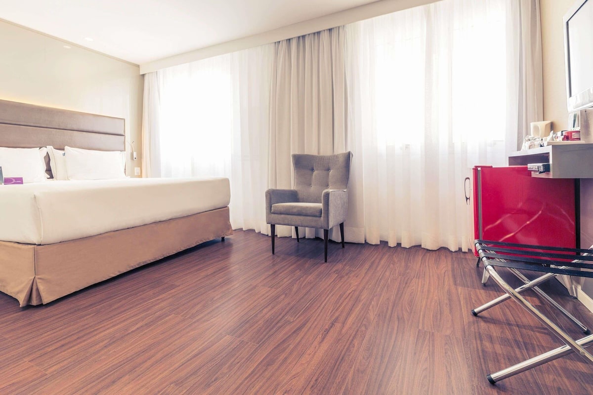 1 bedroom, hypo-allergenic bedding, minibar, in-room safe