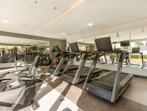 A gym with treadmills, weight machines, and mirrors. - Mercure Sao Paulo Vila Olimpia (São Paulo)