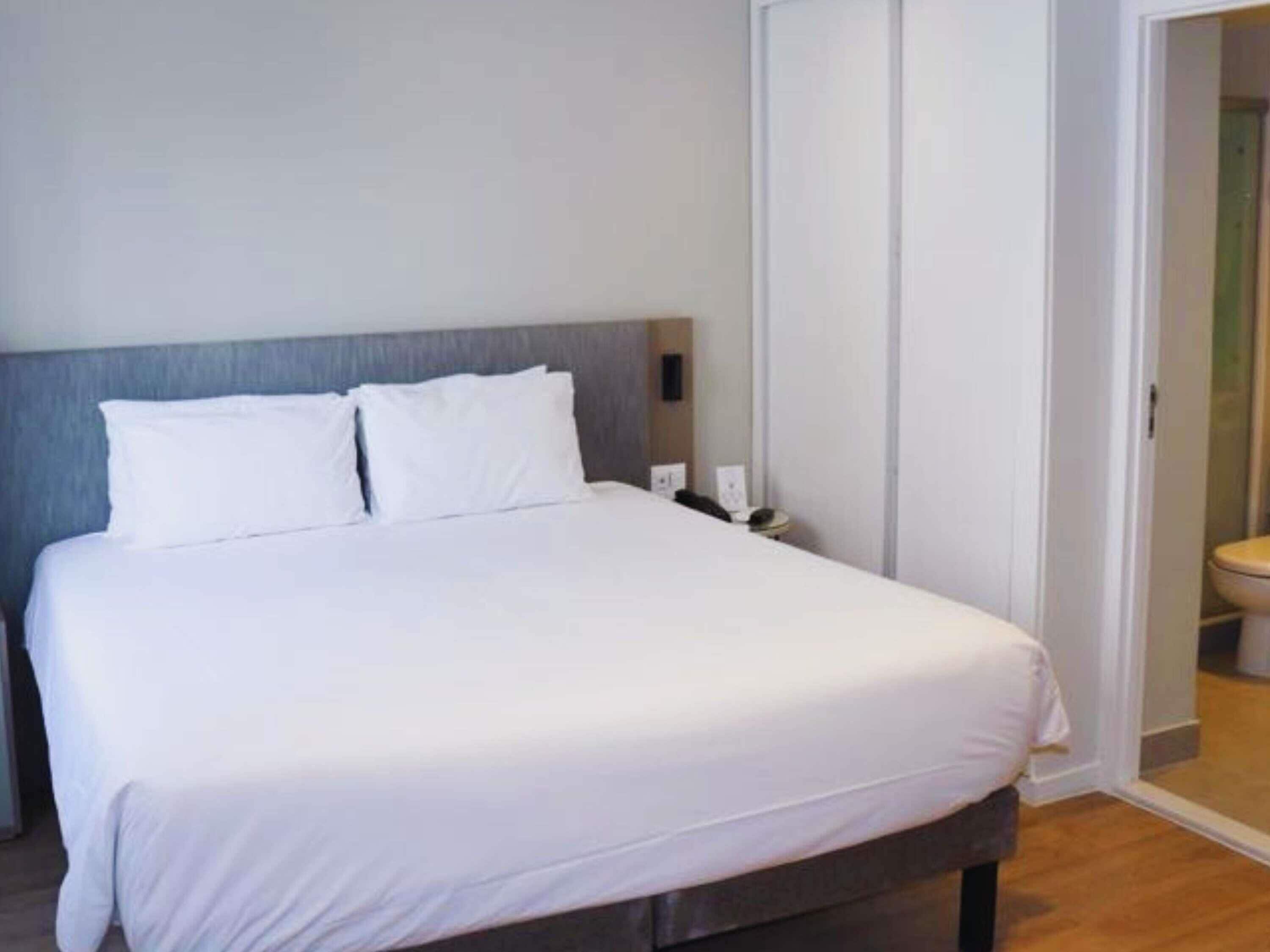 Apartment, 1 Double Bed (Accessible) | 1 bedroom, hypo-allergenic bedding, minibar, in-room safe