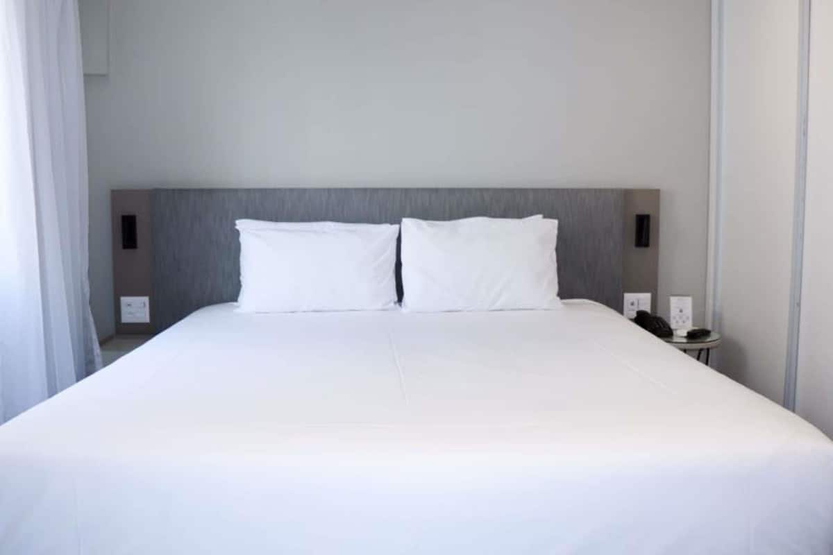 Deluxe Room, 1 Double Bed | 1 bedroom, hypo-allergenic bedding, minibar, in-room safe