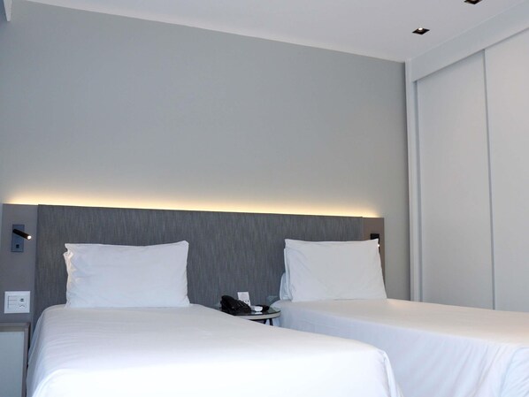 Deluxe Room, 2 Twin Beds | 1 bedroom, hypo-allergenic bedding, minibar, in-room safe