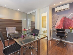 1 quarto, roupas de cama antialérgicas, frigobar, cofres nos quartos