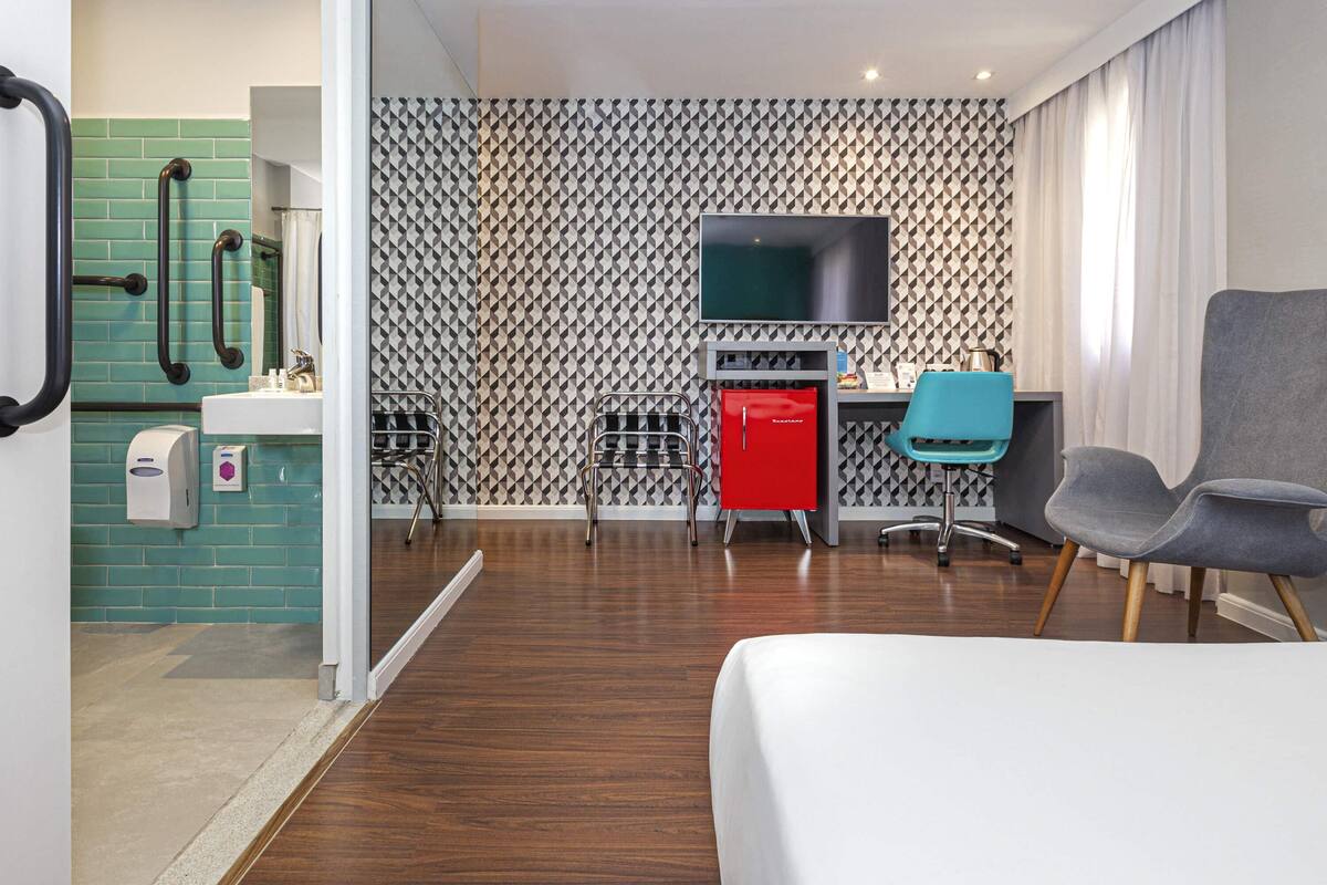 Apartment, 1 Double Bed (Accessible) | 1 bedroom, hypo-allergenic bedding, minibar, in-room safe