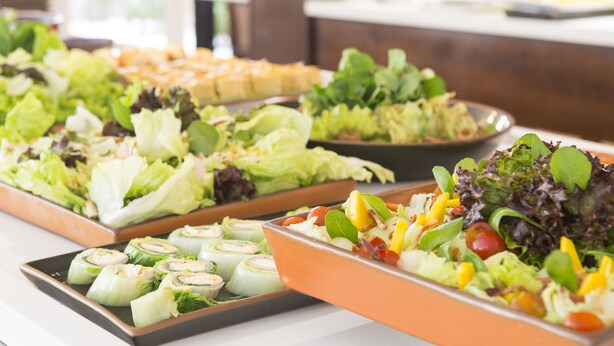 A buffet with various salads and sushi rolls. - Mercure Sao Paulo Vila Olimpia (São Paulo)