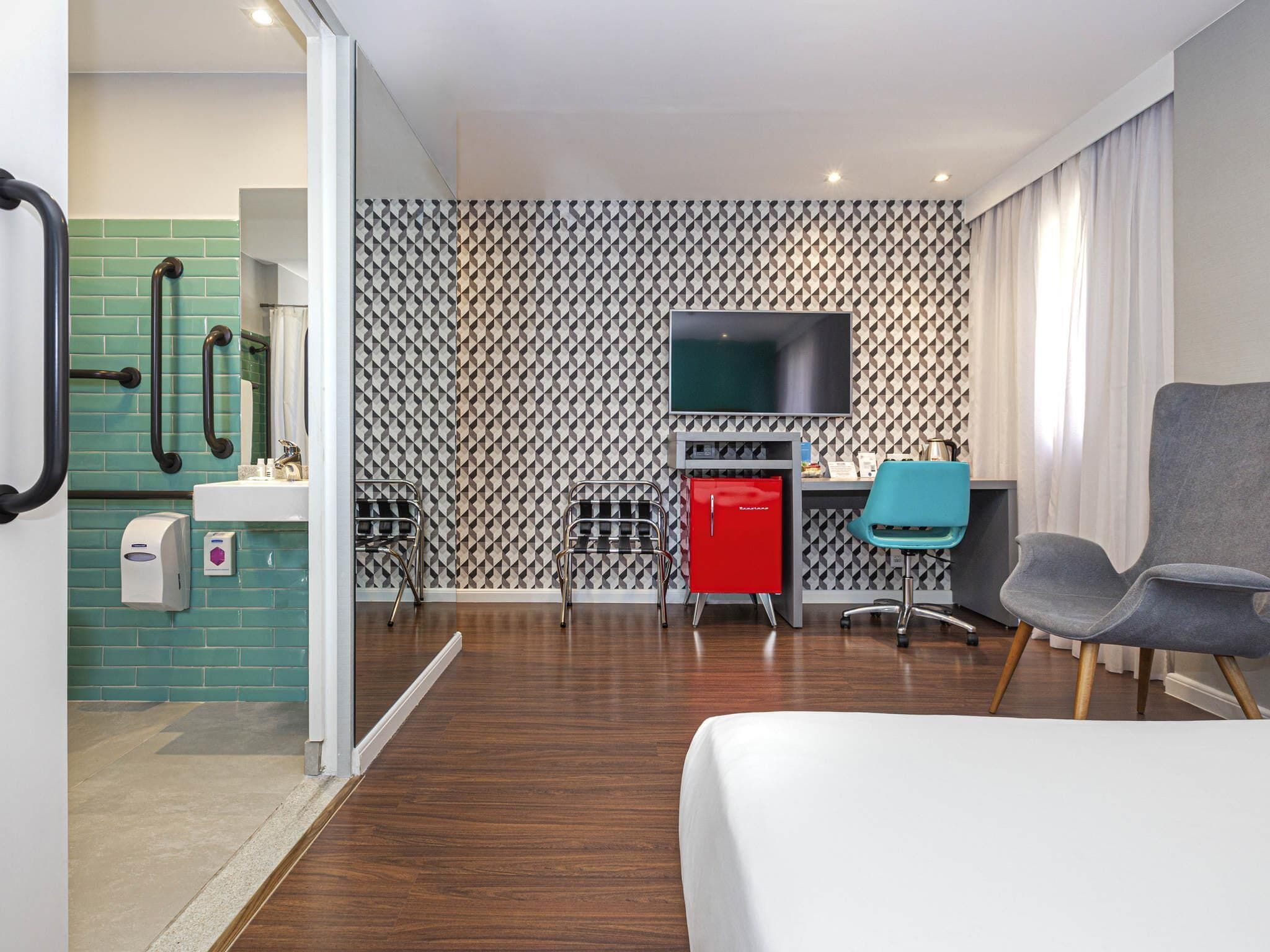 Apartment, 1 Double Bed (Accessible) | 1 bedroom, hypo-allergenic bedding, minibar, in-room safe
