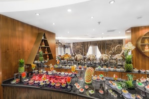 3 restaurants, breakfast served