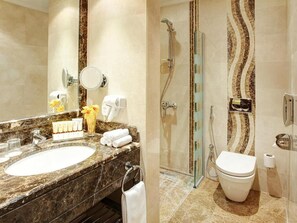Regadera, amenidades de baño gratuitas, secadora de cabello, batas 