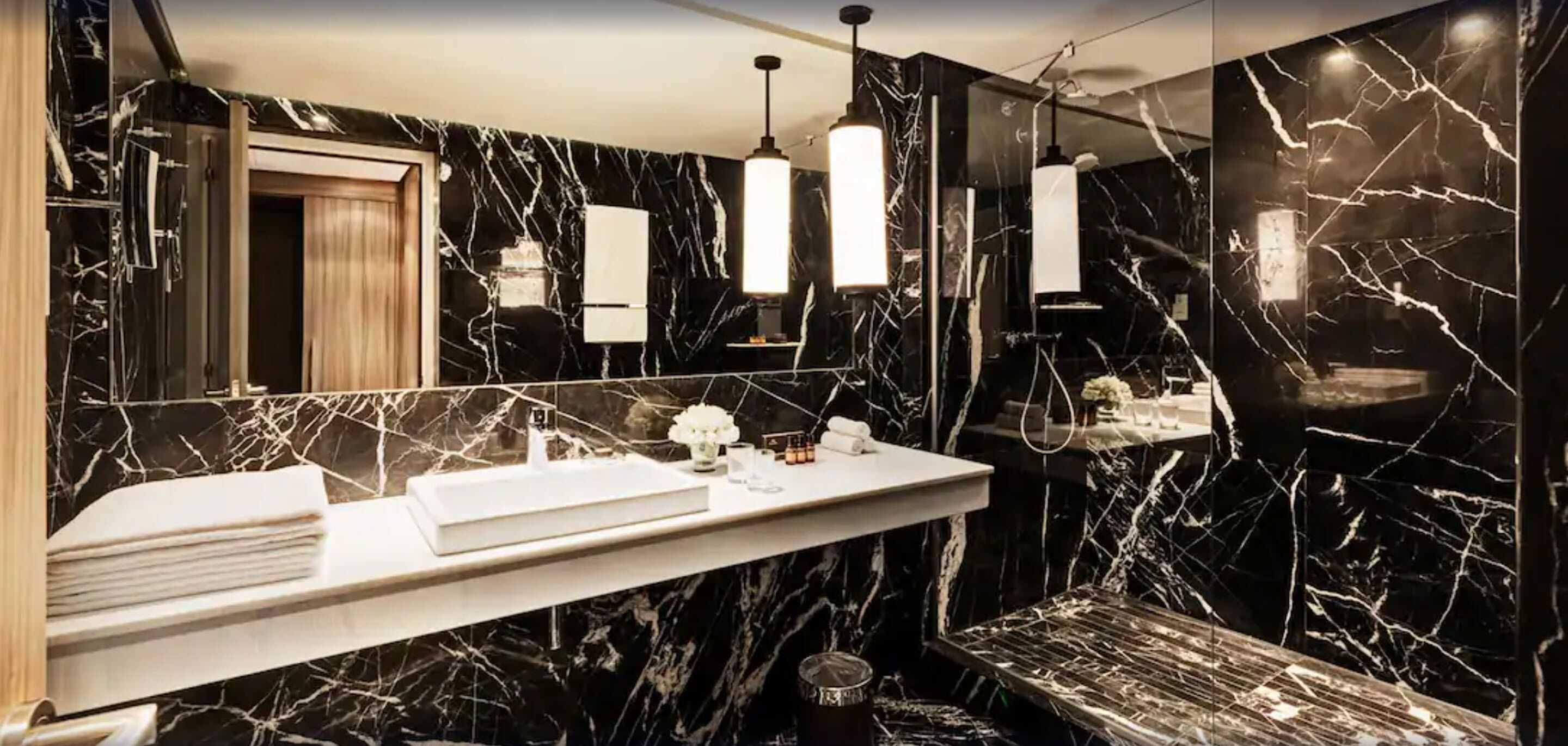  milieuvriendelijk toiletgerief, een haardroger, badjassen, pantoffels
