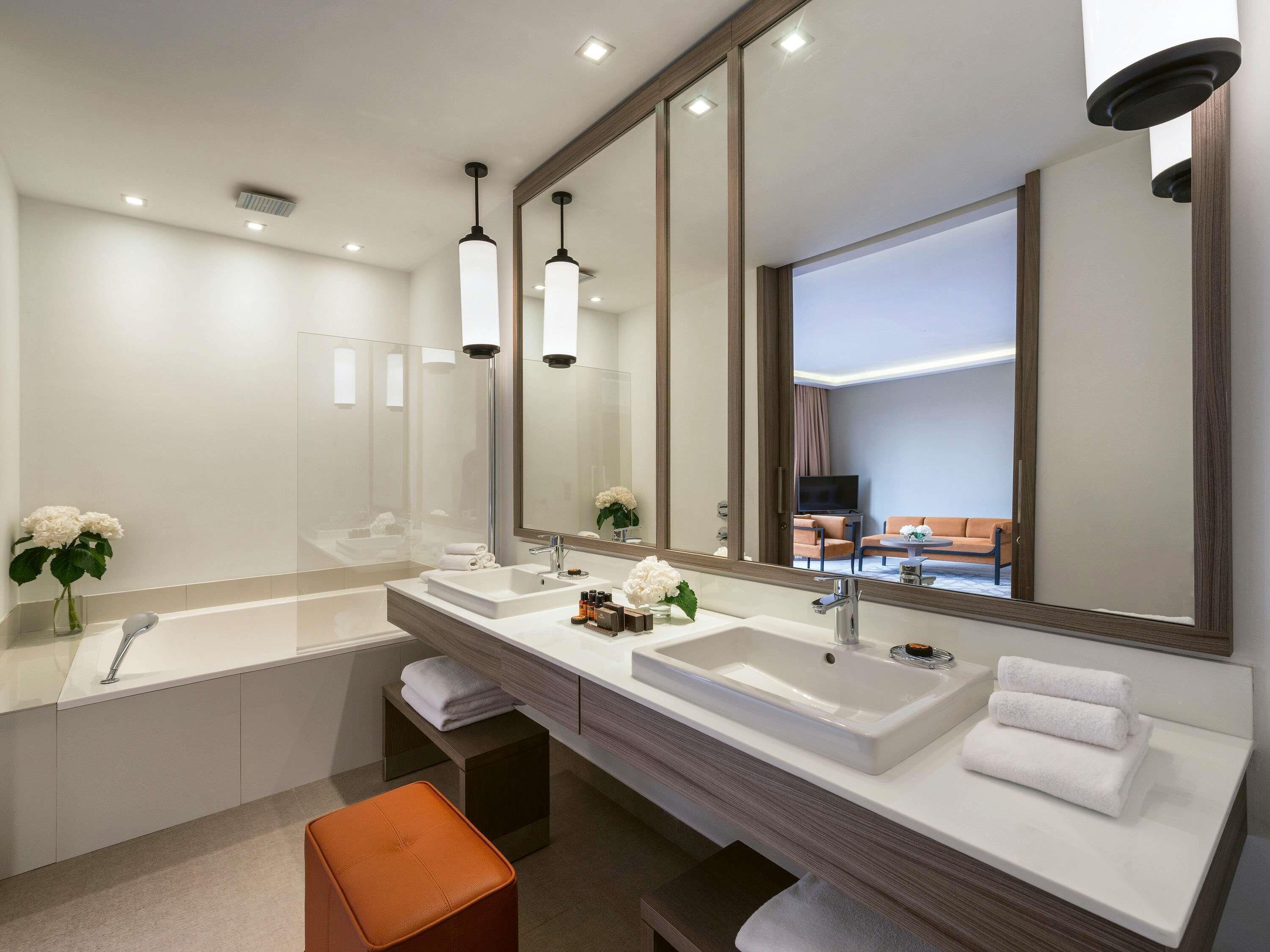 Minibar, coffre-fort, bureau