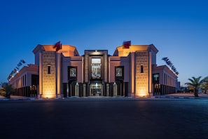 Façade de lâhĂ©bergement â soirĂ©e/nuit