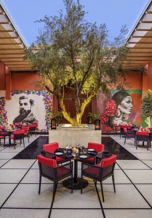 3 restaurantes; se sirven desayunos, almuerzos, cenas y brunches