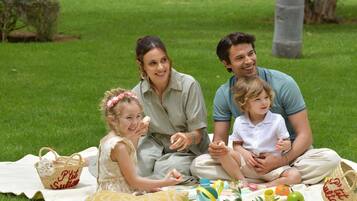 3 restaurantes; se sirven desayunos, almuerzos y cocina mediterránea