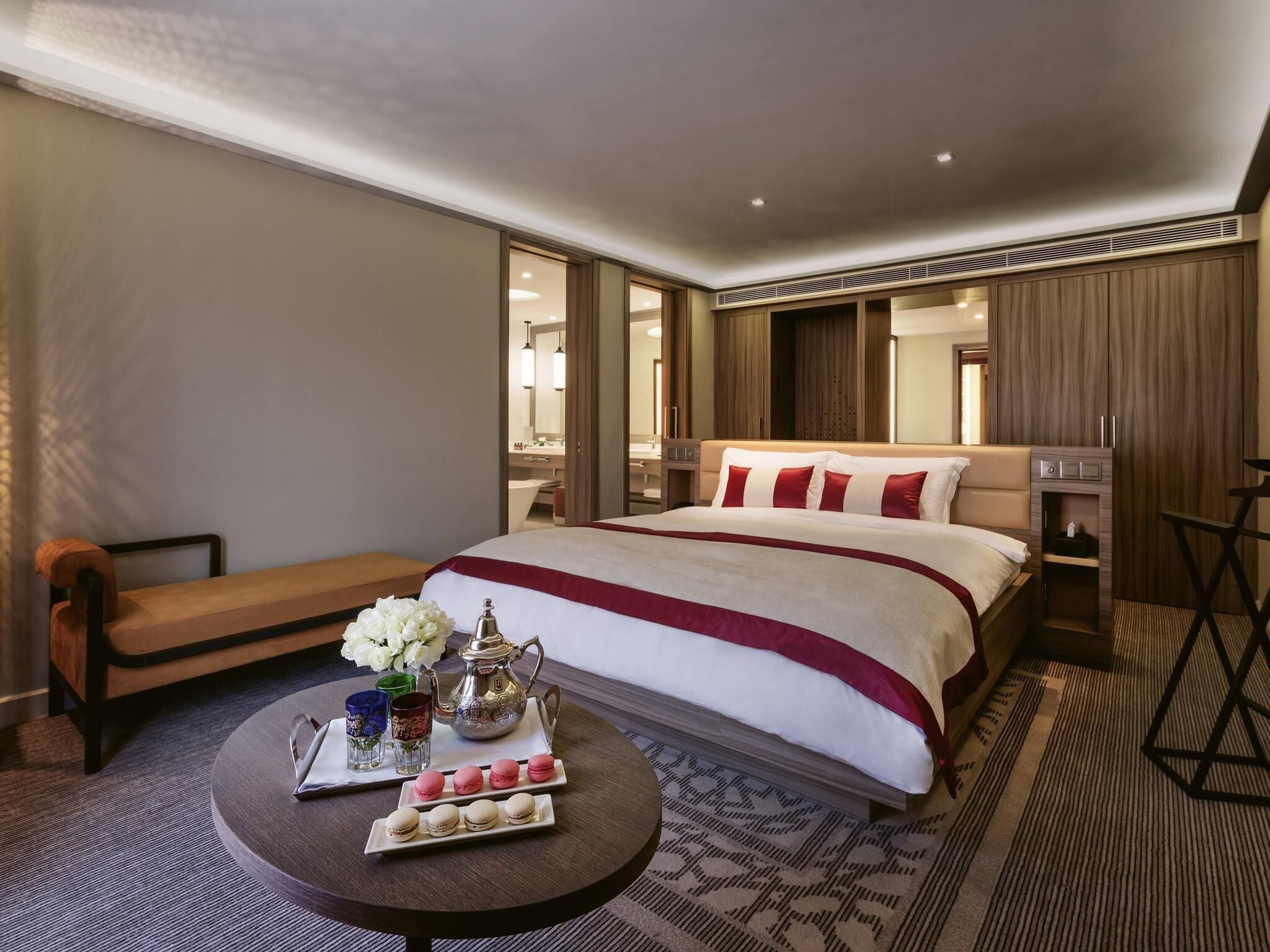 Minibar, coffres-forts dans les chambres, bureau