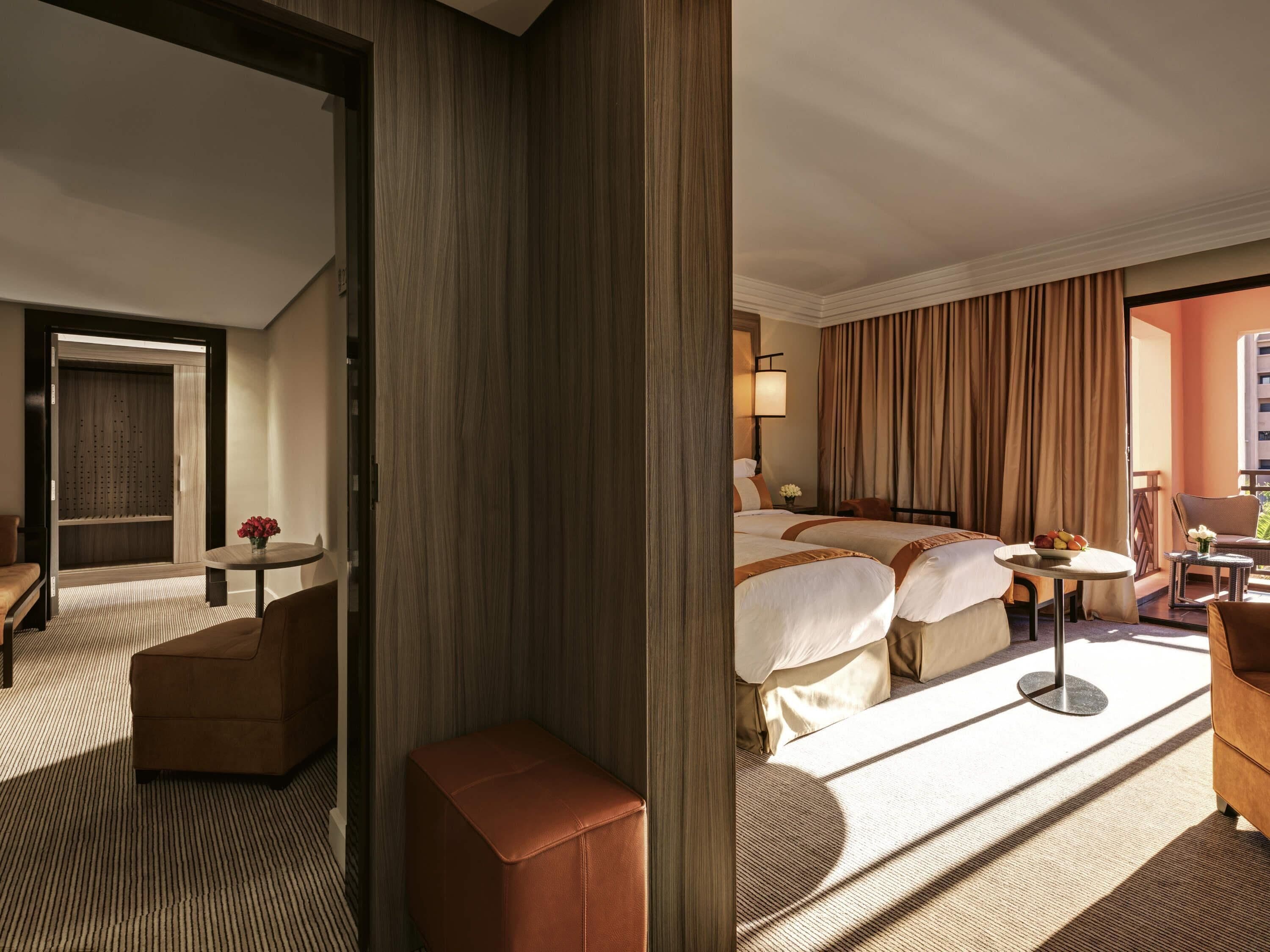 Minibar, caja de seguridad en la habitación y escritorio 