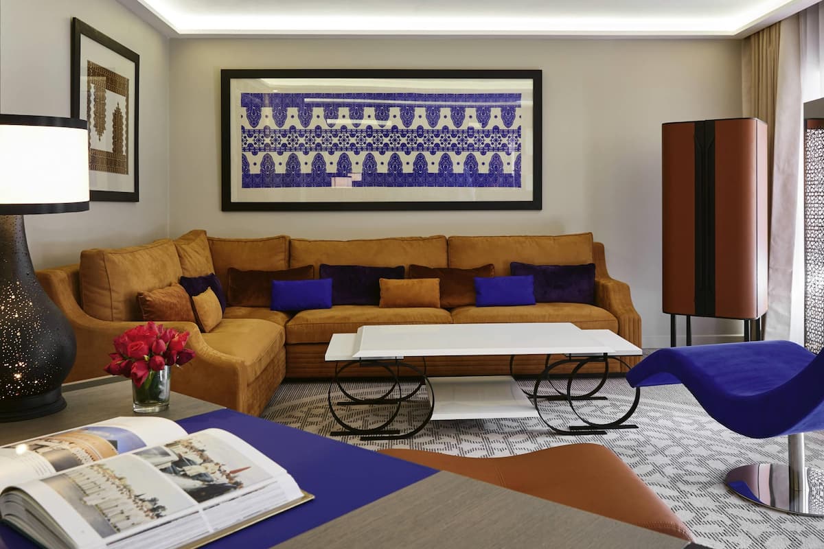 Suite – junior | Minibar, safe på rommet, skrivebord og skrivebord for bærbar PC