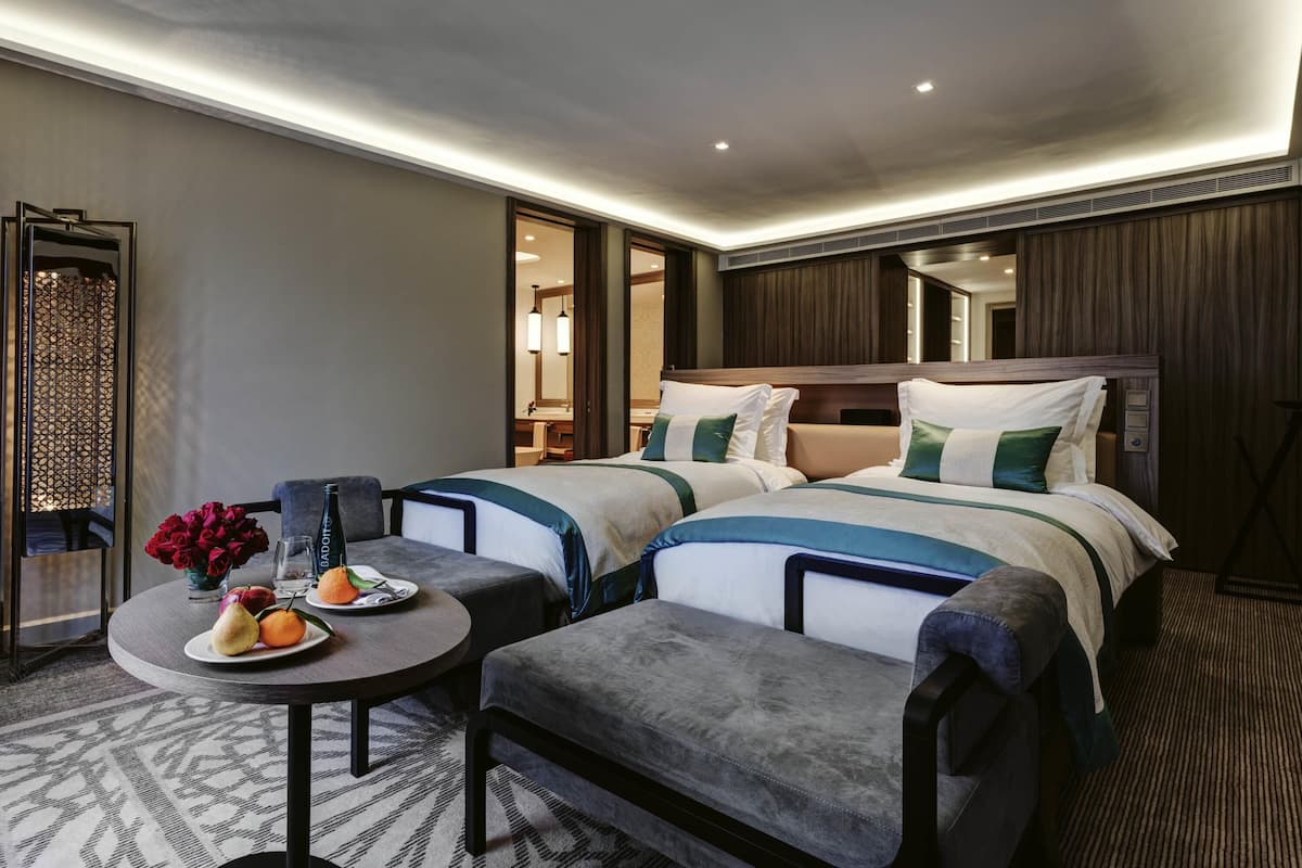 Junior Suite | Minibar, in-room safe, desk, laptop workspace