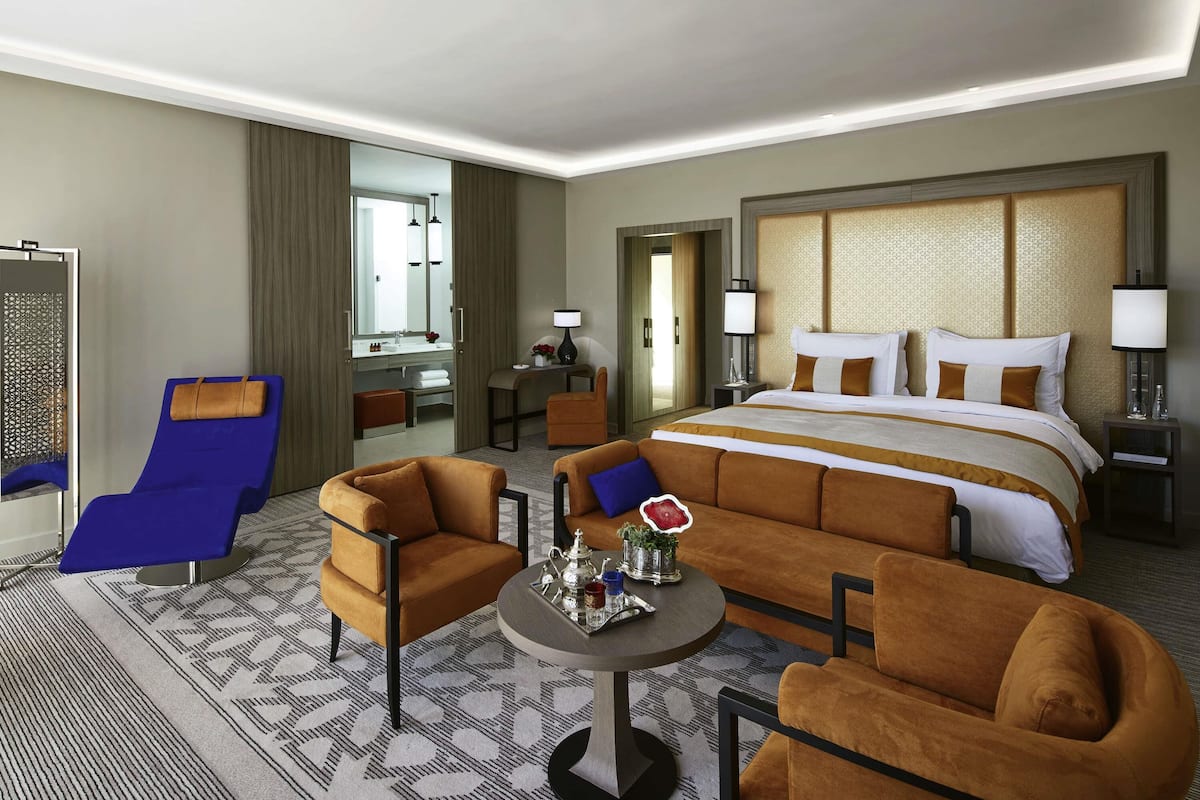 Habitación Deluxe, 1 cama King size, vista al jardín | 1 habitación, minibar, caja de seguridad en la habitación y escritorio
