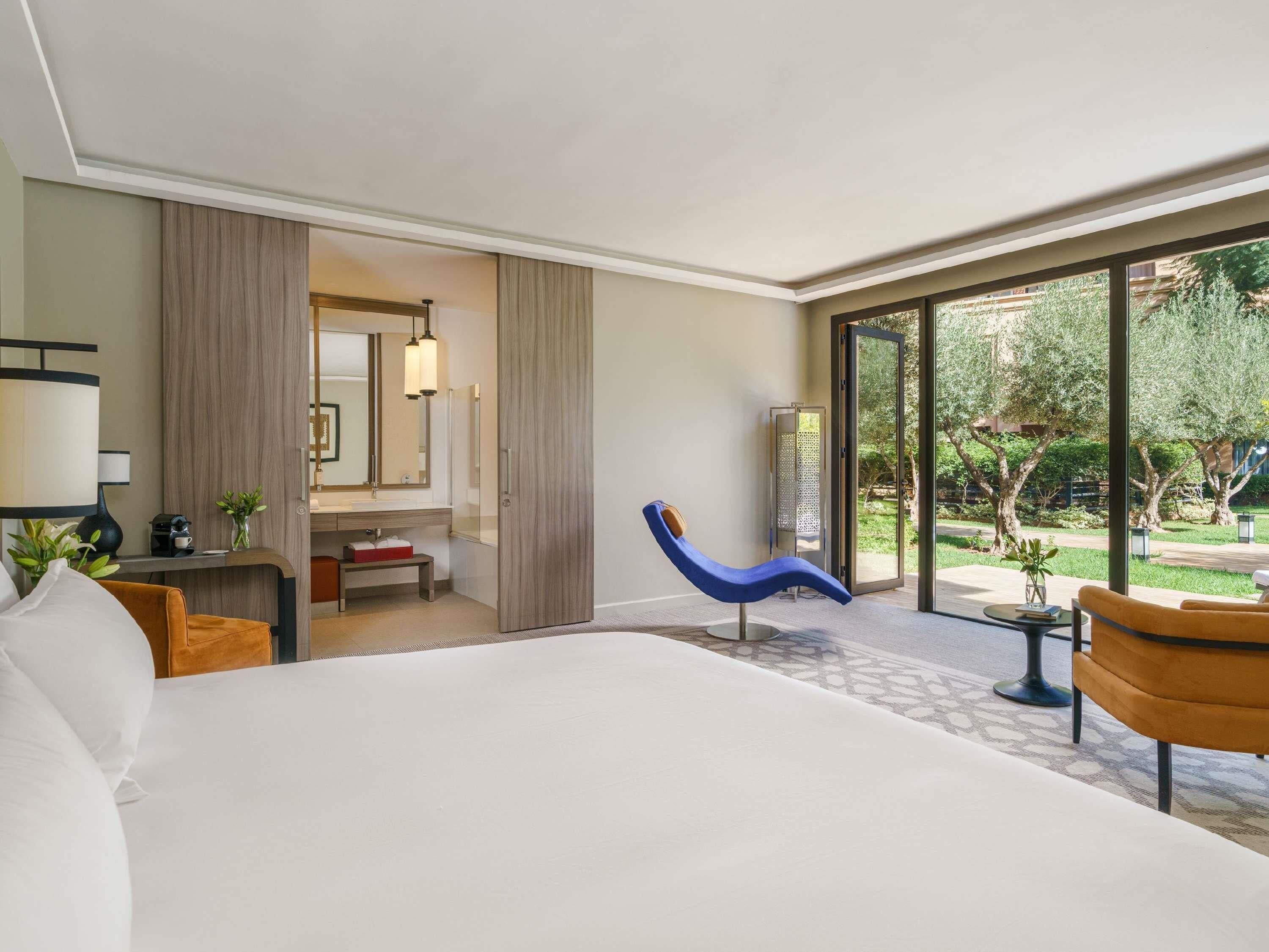 Rom – deluxe, 1 kingsize-seng | Minibar, safe på rommet, skrivebord og skrivebord for bærbar PC