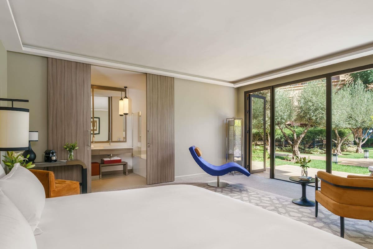 Rom – deluxe, 1 kingsize-seng | Minibar, safe på rommet, skrivebord og skrivebord for bærbar PC