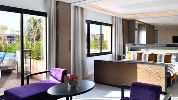 Ático, 2 habitaciones | Minibar, caja fuerte, escritorio y espacio para trabajar con un portátil