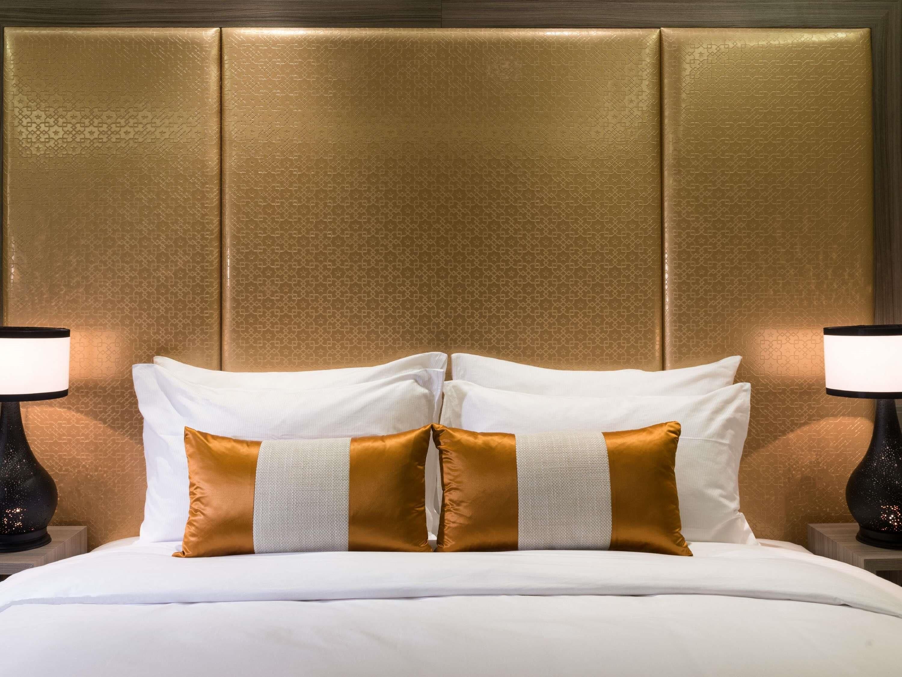 Minibar, caja de seguridad en la habitación y escritorio 