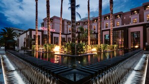 Un hotel con una fuente central, palmeras y un letrero que dice 'MOVEPICK'.