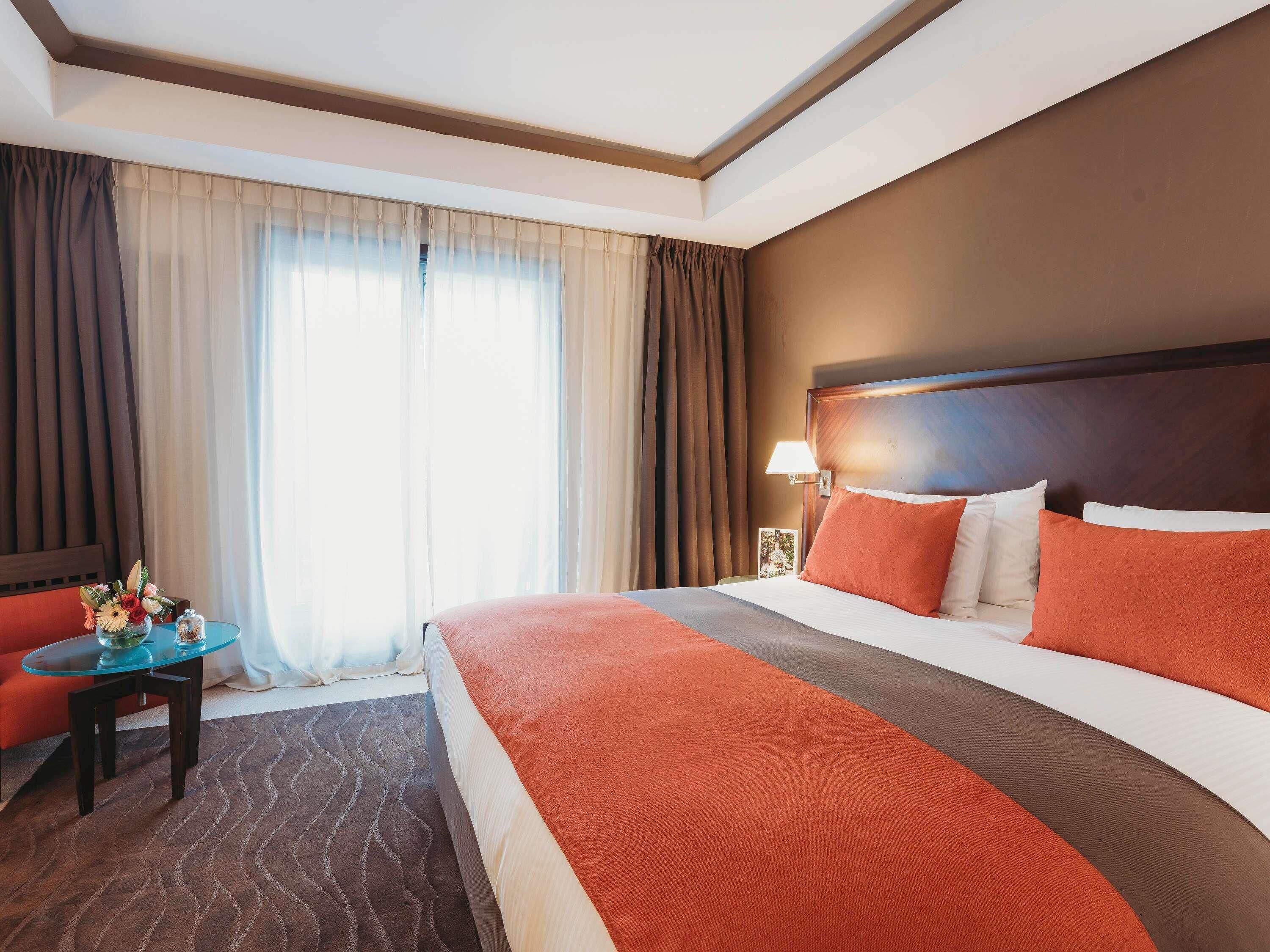 Egyptian cotton sheets, premium bedding, pillow-top beds, minibar