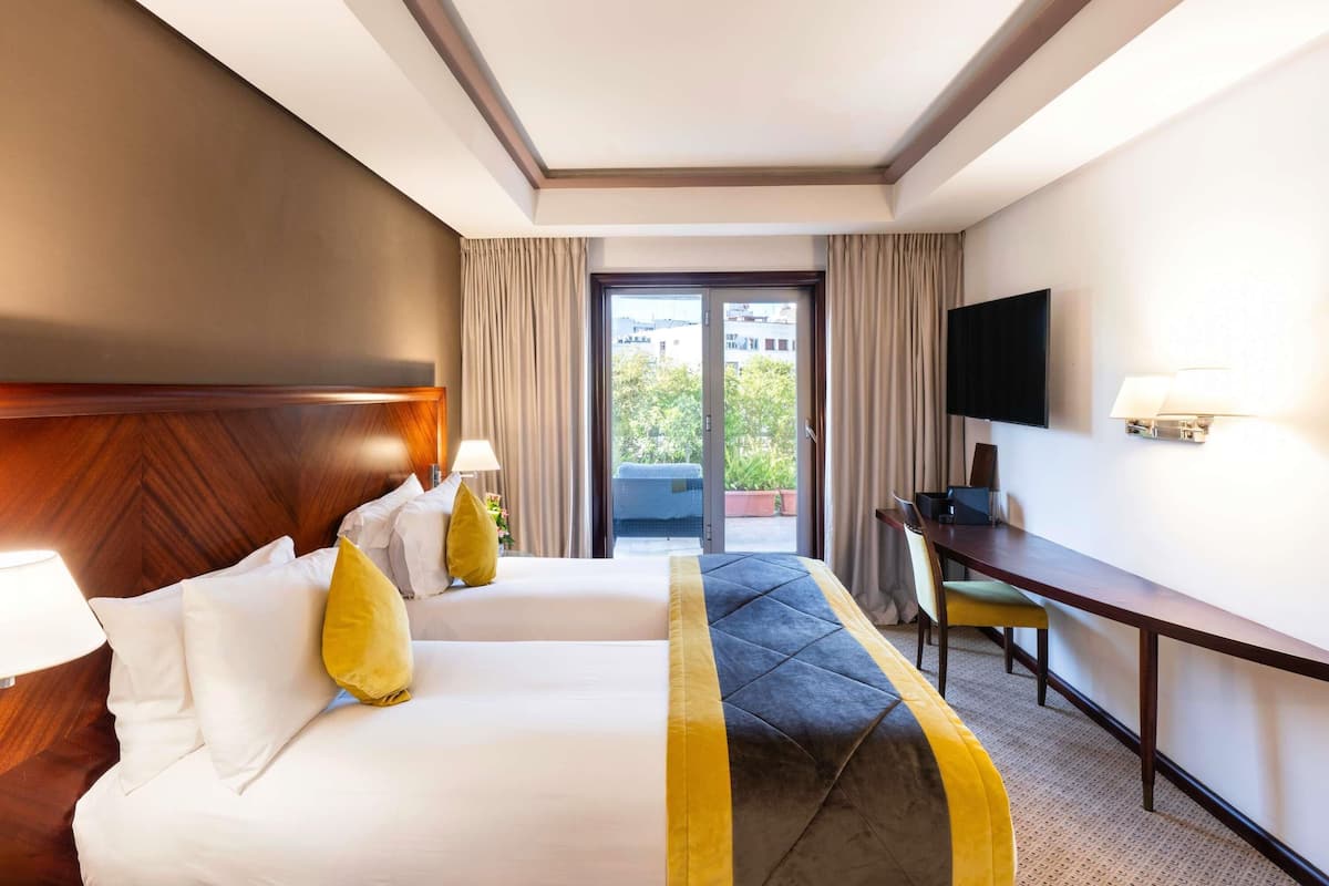 Deluxe Room, 2 Twin Beds | Egyptian cotton sheets, premium bedding, pillowtop beds, minibar
