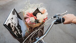 A bicycle with a basket containing a bouquet of flowers and a book. - Le Diwan Hotel Rabat - MGallery Collection (Rabat)