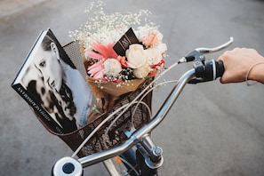 A bicycle with a basket containing a bouquet of flowers and a book. - Le Diwan Hotel Rabat - MGallery Collection (Rabat)