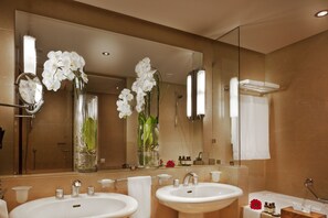 Articles de toilette écologiques, sèche-cheveux, peignoirs, chaussons