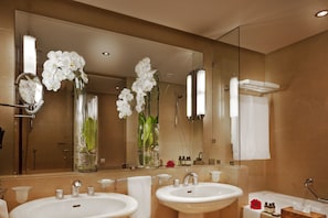 Articles de toilette écologiques, sèche-cheveux, peignoirs, chaussons
