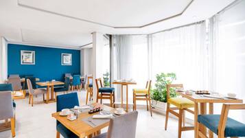 2 restaurants, breakfast served