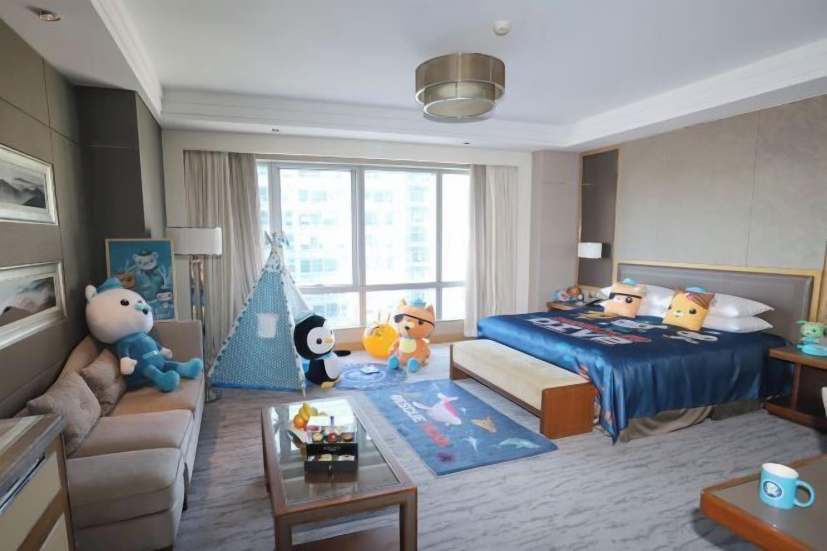 Hypo-allergenic bedding, down comforters, minibar, in-room safe