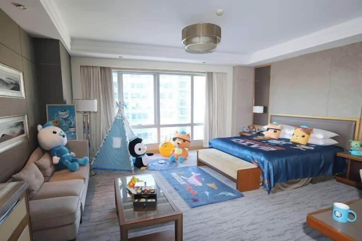 Hypo-allergenic bedding, down comforters, minibar, in-room safe
