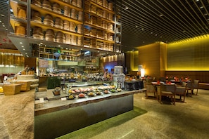 Daily buffet breakfast (CNY 208 per person)