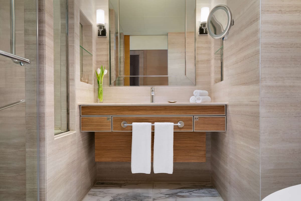 Separate bathtub and shower, deep-soaking bathtub, rainfall showerhead