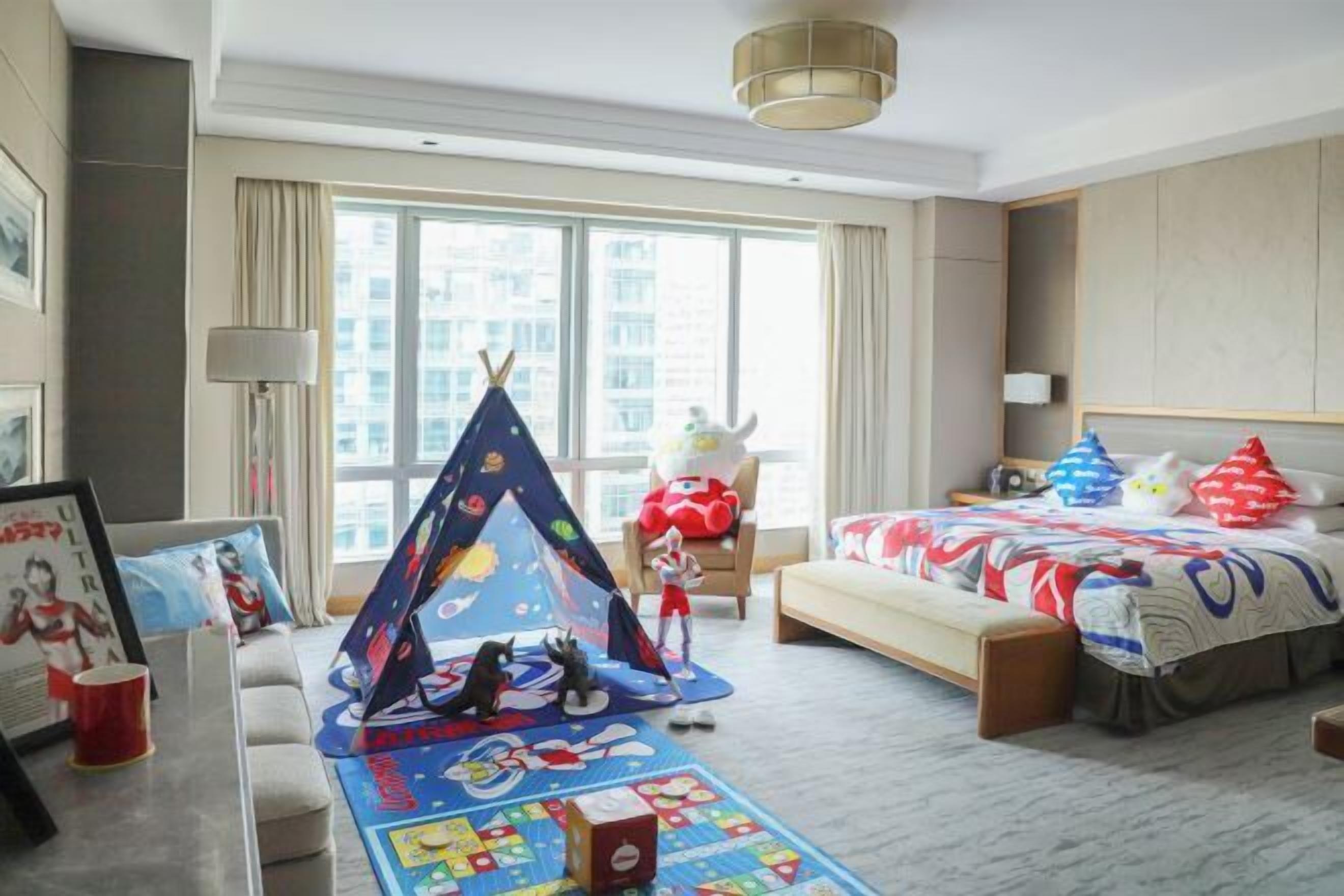 Hypo-allergenic bedding, down comforters, minibar, in-room safe