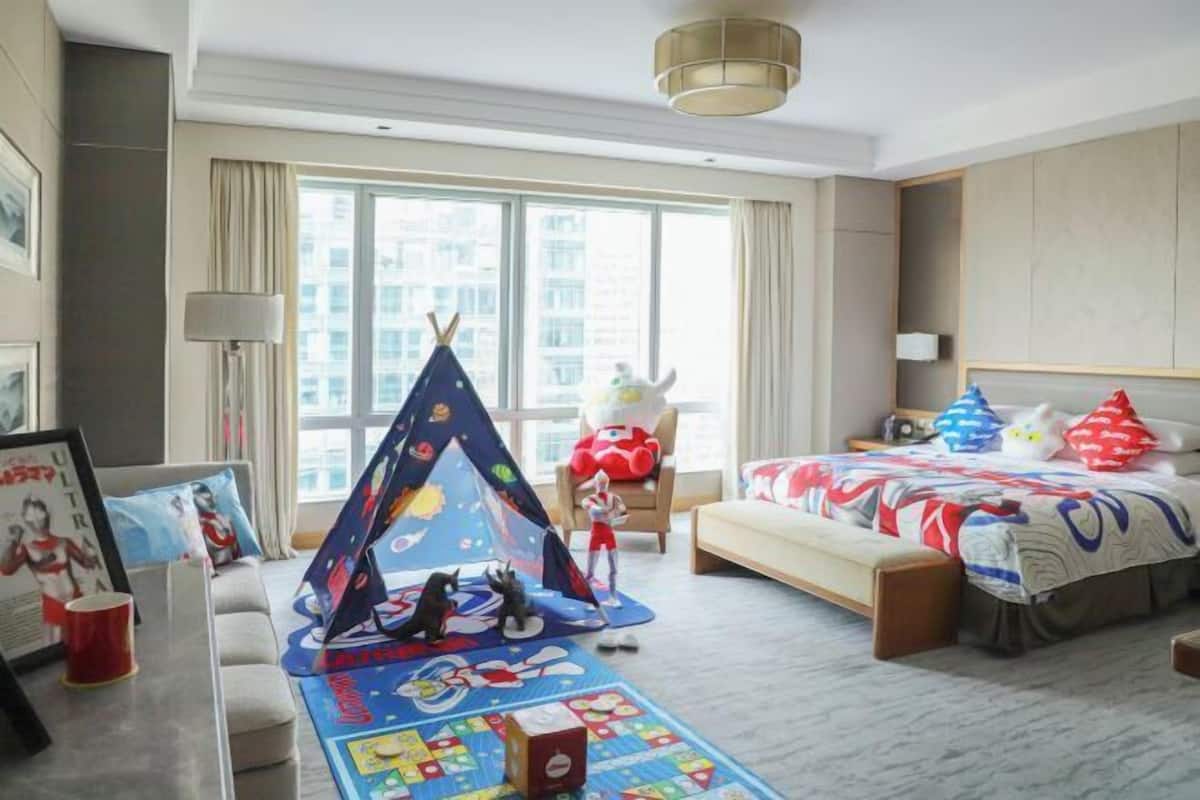 Hypo-allergenic bedding, down comforters, minibar, in-room safe